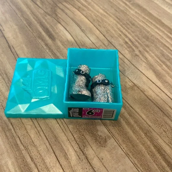 (1x) L.O.L Surpise OMG Winter Disco Doll Cosmic Queen Doll - Picture 14 of 16